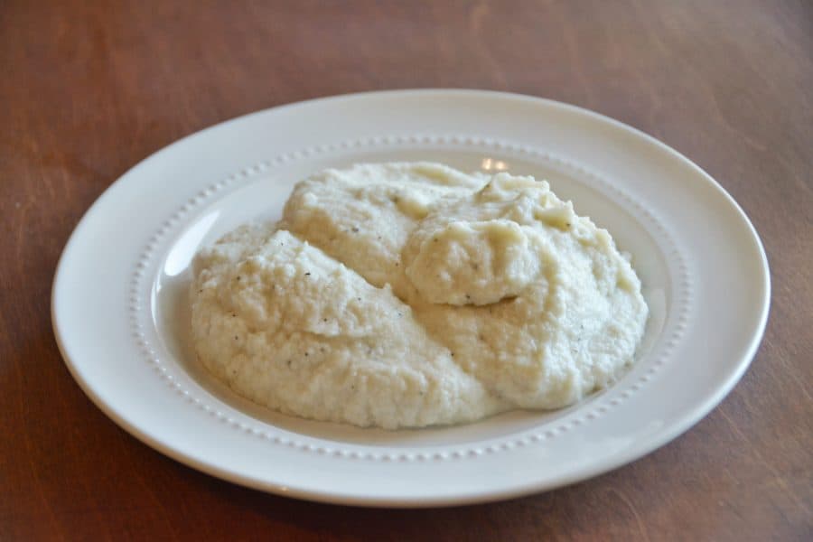 Cauliflower mashed potatoes recipe. Looking for a healthy Thanksgiving recipe? These cauliflower mashed potatoes are low-carb, gluten-free, vegetarian and picky-eater approved! #healthythanksgivingrecipes #cauliflowerrecipes #glutenfreethanksgivingrecipe #reesewoodsfitness www.reesewoods.com
