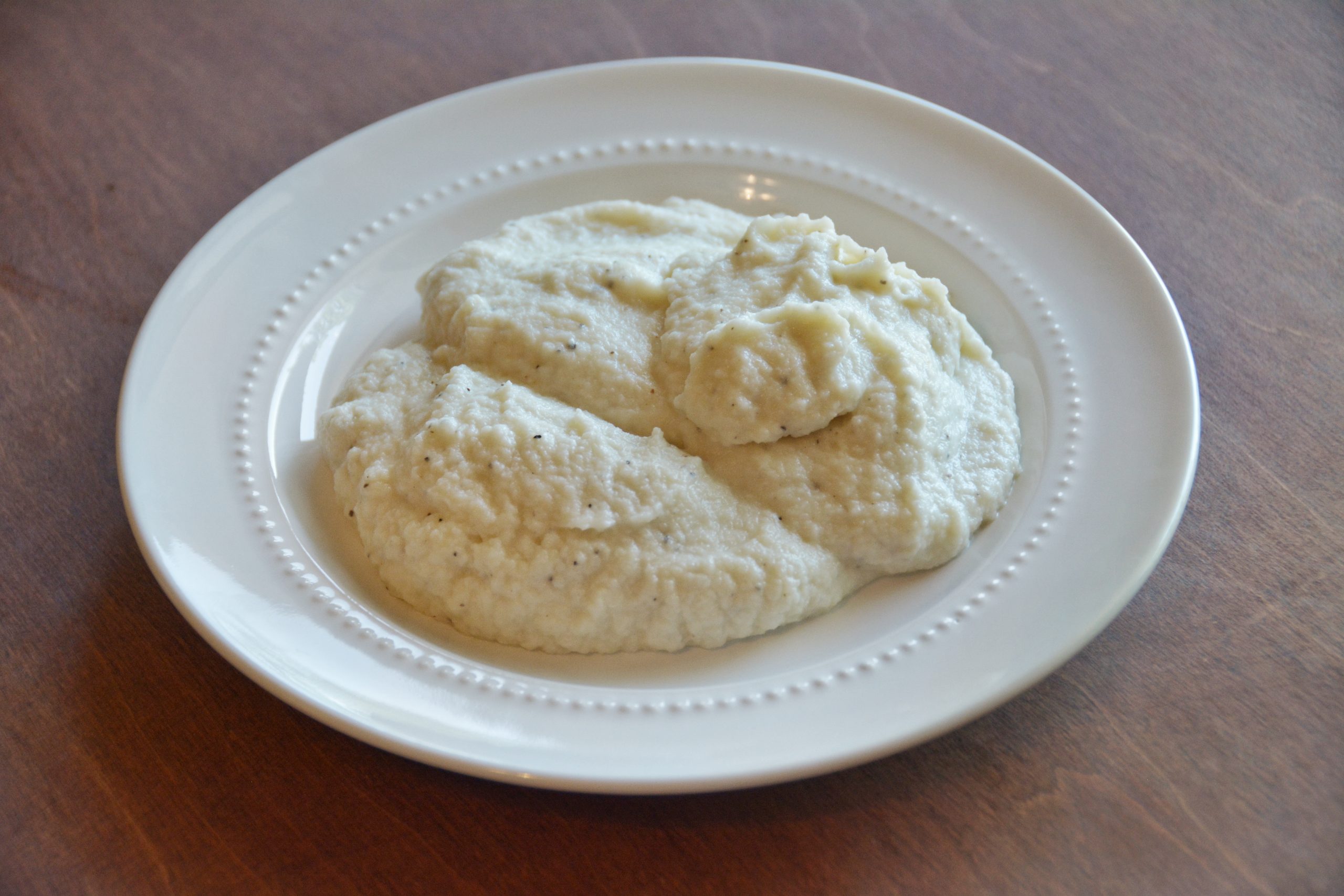 Cauliflower mashed potatoes recipe. Looking for a healthy Thanksgiving recipe? These cauliflower mashed potatoes are low-carb, gluten-free, vegetarian and picky-eater approved! #healthythanksgivingrecipes #cauliflowerrecipes #glutenfreethanksgivingrecipe #reesewoodsfitness www.reesewoods.com