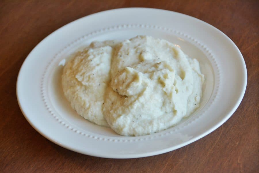 Cauliflower mashed potatoes recipe. Looking for a healthy Thanksgiving recipe? These cauliflower mashed potatoes are low-carb, gluten-free, vegetarian and picky-eater approved! #healthythanksgivingrecipes #cauliflowerrecipes #glutenfreethanksgivingrecipe #reesewoodsfitness www.reesewoods.com