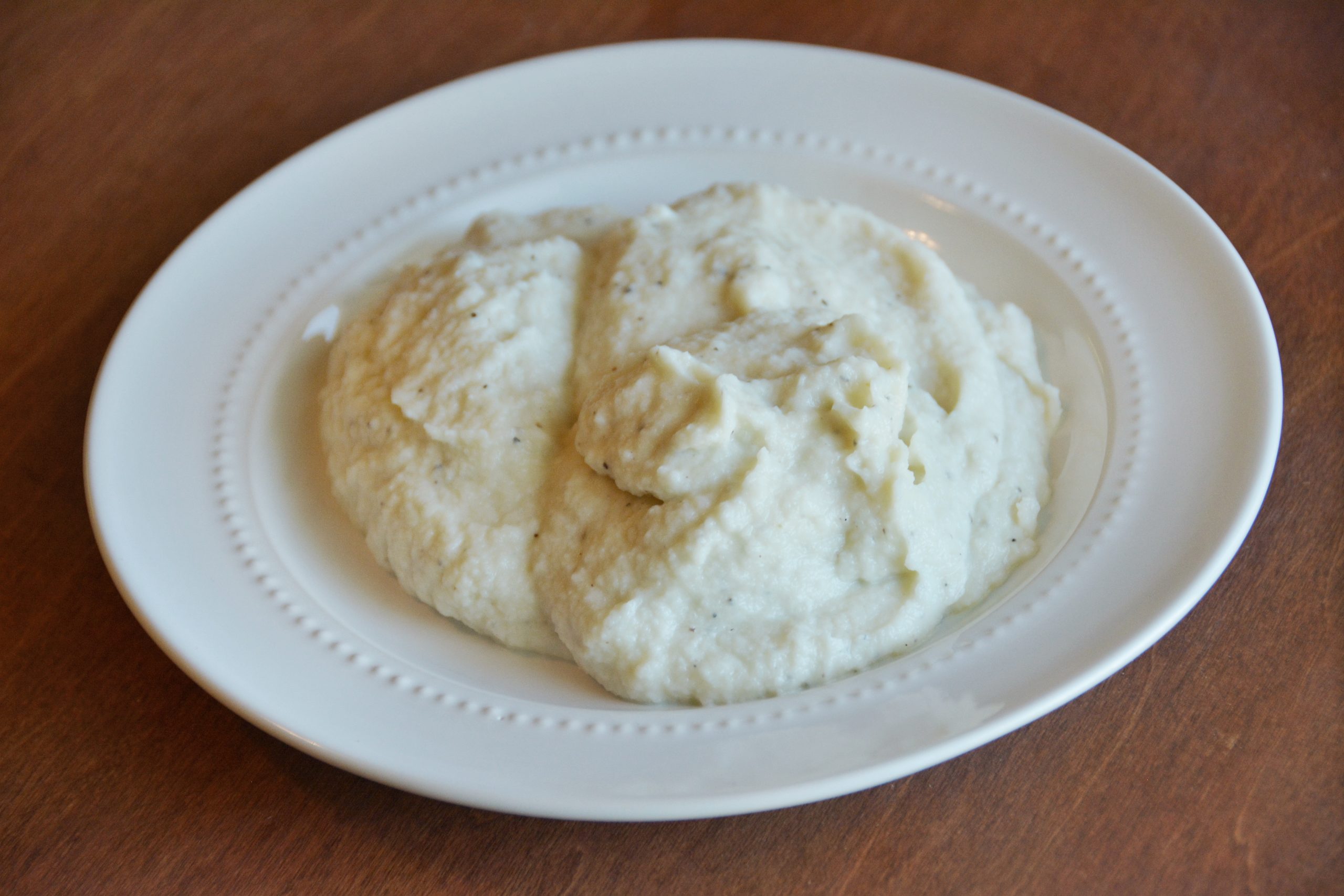 Cauliflower mashed potatoes recipe. Looking for a healthy Thanksgiving recipe? These cauliflower mashed potatoes are low-carb, gluten-free, vegetarian and picky-eater approved! #healthythanksgivingrecipes #cauliflowerrecipes #glutenfreethanksgivingrecipe #reesewoodsfitness www.reesewoods.com